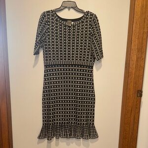 Taylor Like New Gray and White Geometric Midi Sweater Dress